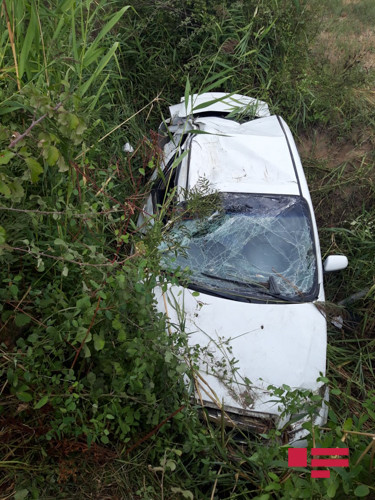 Ucarda avtomobil kanala düşdü - Xəsarət alanlar var (Foto)