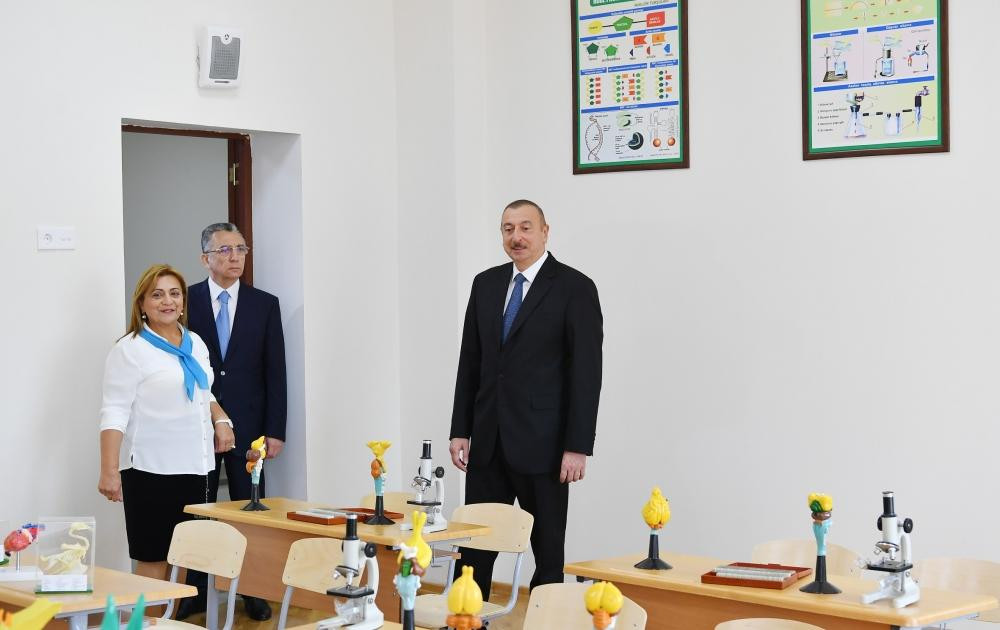 Prezident bu məktəbdəki şəraitlə tanış oldu - FOTOLAR