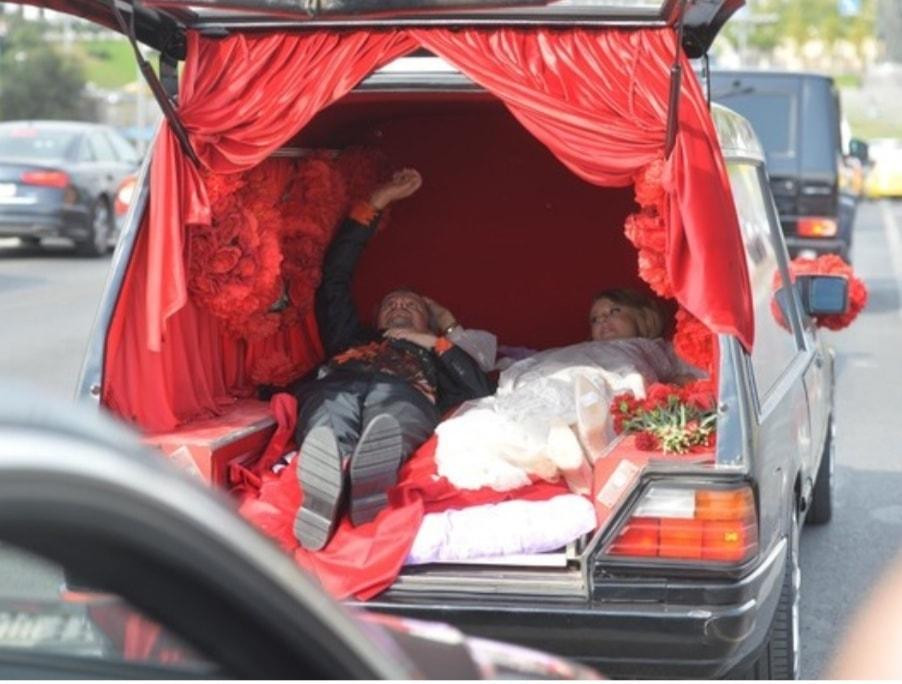 Ərə gedən aparıcı toya cənazə maşınında gəldi - FOTOLAR