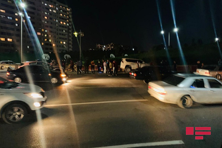 "Toyota Prado"  maneəyə çırpıldı - FOTOLAR