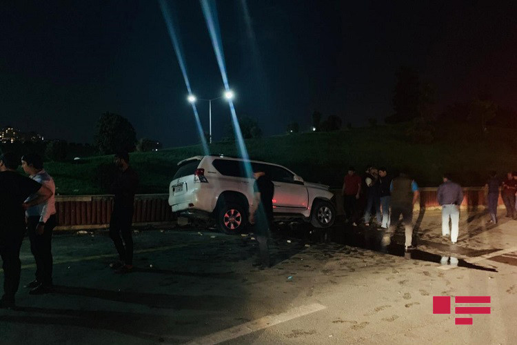 "Toyota Prado"  maneəyə çırpıldı - FOTOLAR