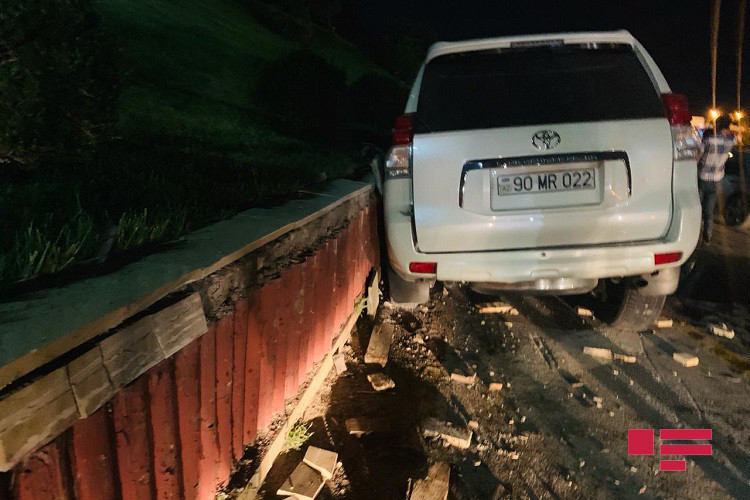 "Toyota Prado"  maneəyə çırpıldı - FOTOLAR