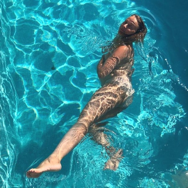 54 yaşlı aktrisa çılpaq poz verdi - FOTOLAR