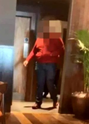 Fəvvarələr Meydanındakı restoranda BİABIRÇILIQ: Cütlük heç kimi vecinə almadan... (FOTO)