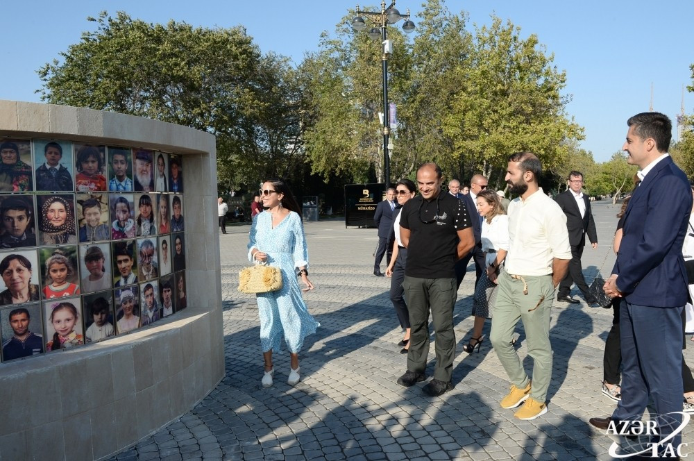 Leyla Əliyeva “Bir günəş altında” fotosərgisində - FOTO