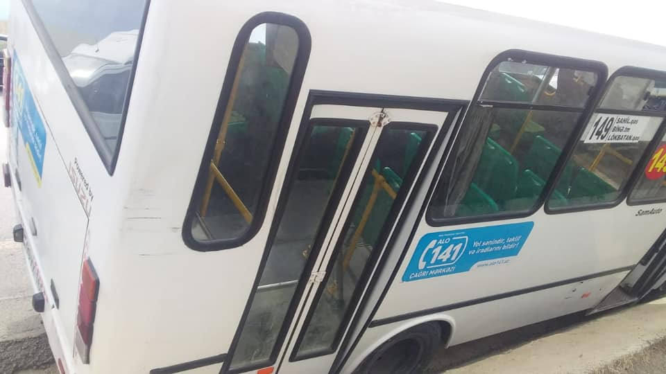 Bakıda avtobus qəzaya düşdü - Yaralı var