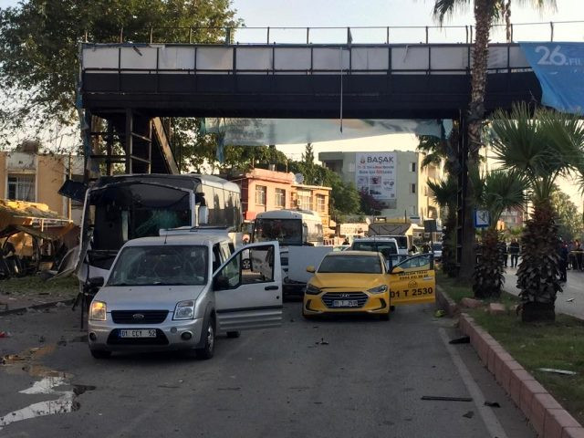 Türkiyədə terror: Polisləri daşıyan avtobus partladıldı (FOTOLAR)