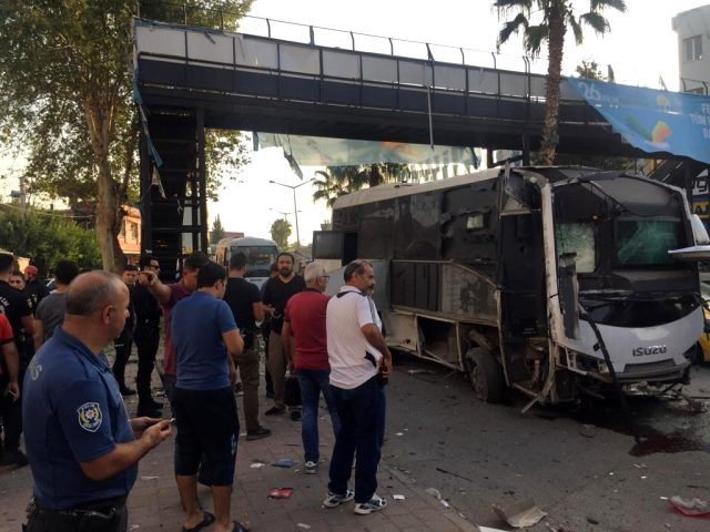 Türkiyədə terror: Polisləri daşıyan avtobus partladıldı (FOTOLAR)