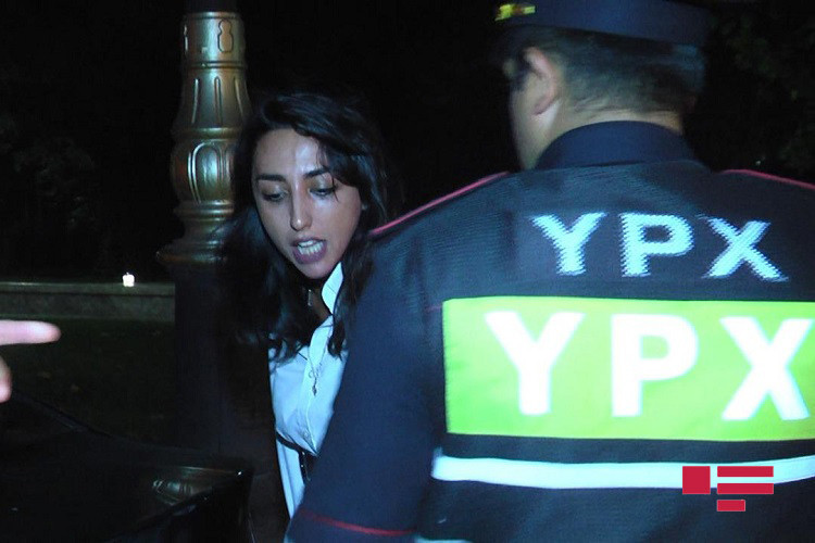 Bakıda sərxoş qadın polisləri hədələdi - FOTOLAR