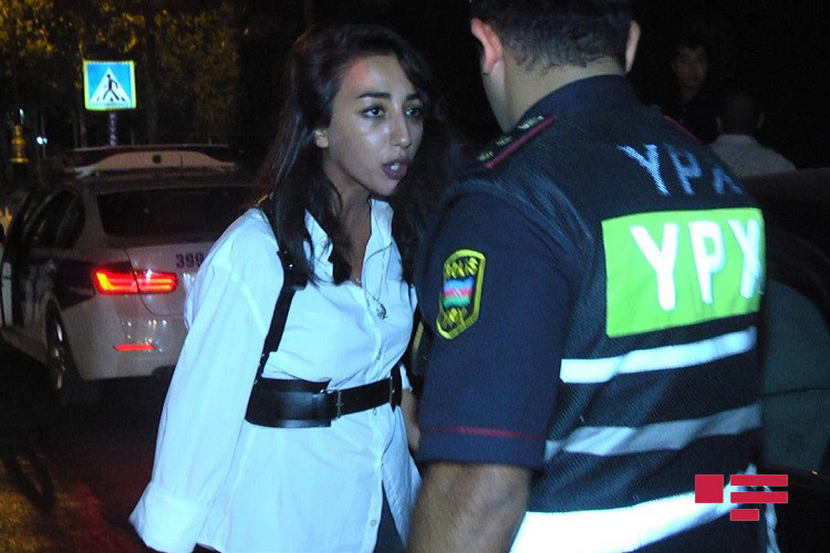 Bakıda sərxoş qadın polisləri hədələdi - FOTOLAR