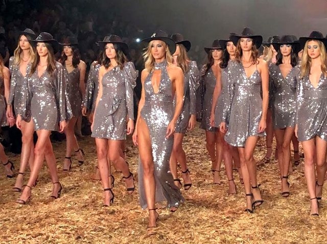 Məşhur model podiumda biabır oldu - FOTO