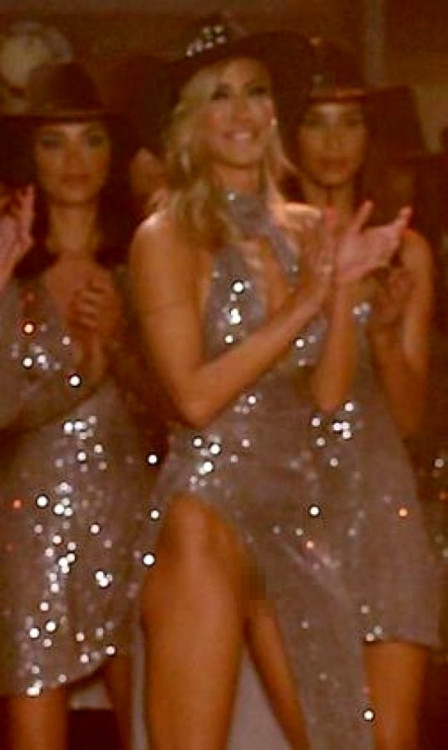 Məşhur model podiumda biabır oldu - FOTO