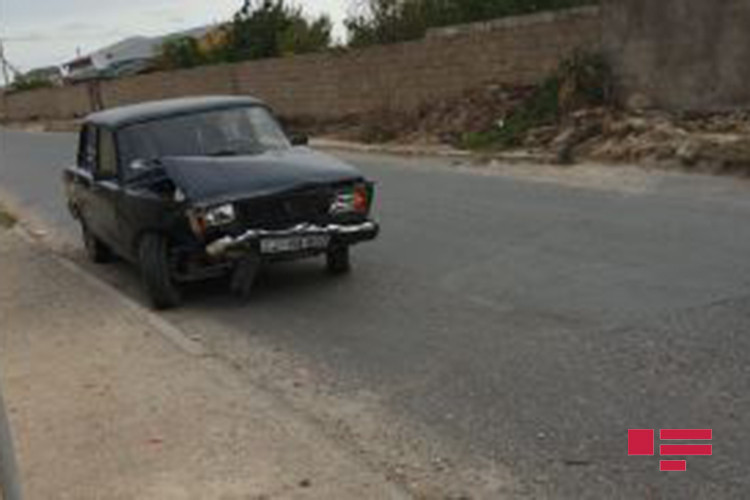Sabunçuda iki avtomobil toqquşdu - Maşınlardan biri aşdı
