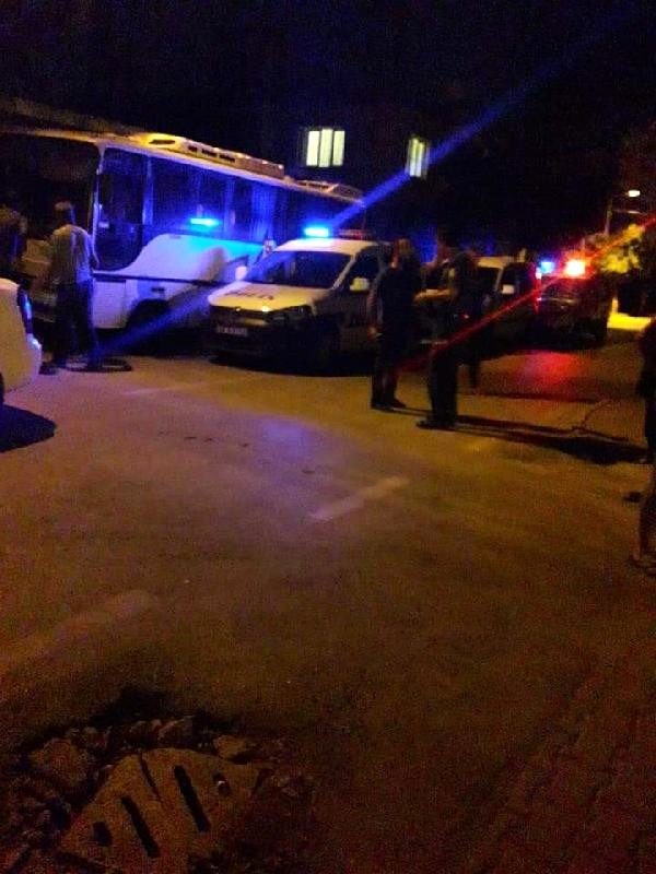 Küçədə gəzən iki qadına avtomobildən atəş açdılar - FOTO