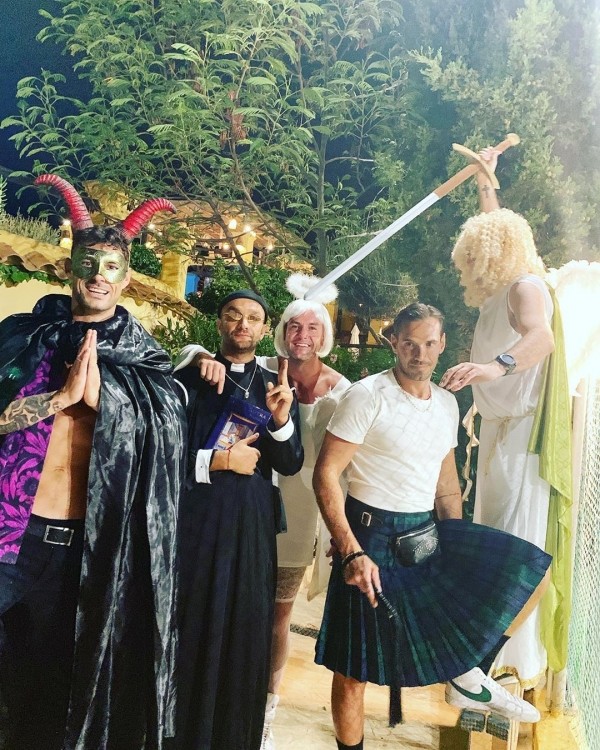 Şeymanın sevgilisi ətək geyinib, poz verdi - FOTO