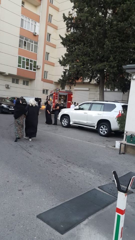 Bakıda çoxmərtəbəli binada baş verən yanğın söndürülüb - YENİLƏNİB (FOTO)