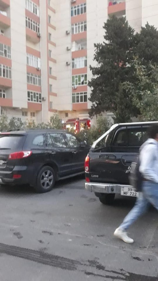 Bakıda çoxmərtəbəli binada baş verən yanğın söndürülüb - YENİLƏNİB (FOTO)