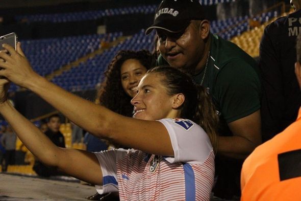 Qadın idmançı ilə "selfie" çəkdirmək istəyən kişidən BİABIRÇI HƏRƏKƏT (FOTO)