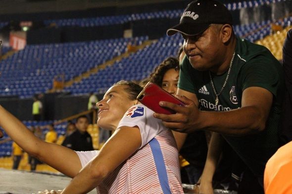 Qadın idmançı ilə "selfie" çəkdirmək istəyən kişidən BİABIRÇI HƏRƏKƏT (FOTO)