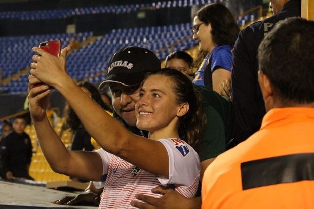 Qadın idmançı ilə "selfie" çəkdirmək istəyən kişidən BİABIRÇI HƏRƏKƏT (FOTO)