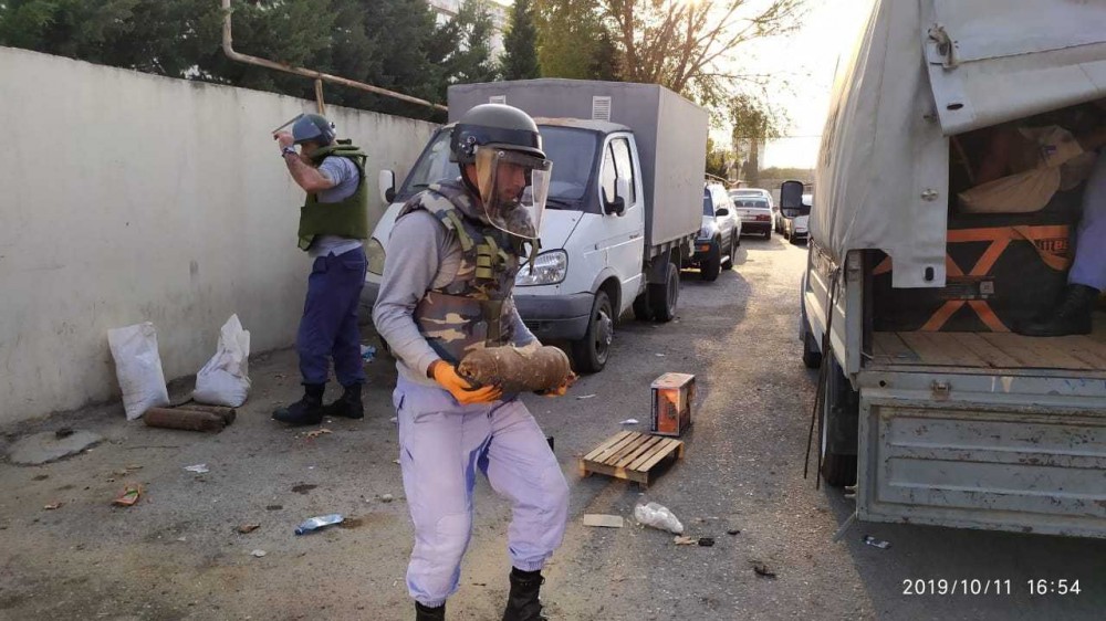 Bakıda top mərmisi və aviabomba tapıldı - FOTO