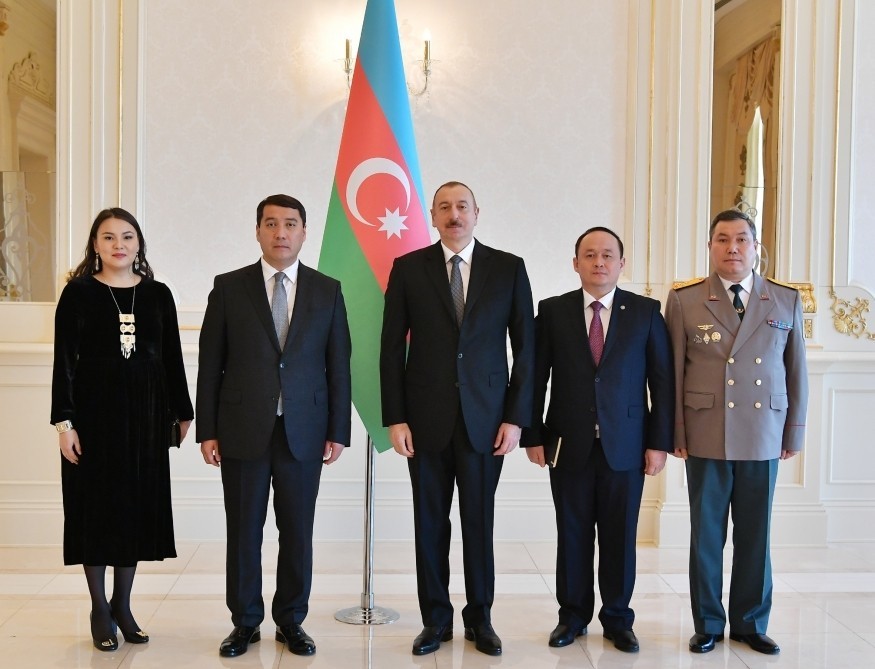İlham Əliyev Qazaxıstanın yeni səfirinin etimadnaməsini qəbul etdi - FOTO