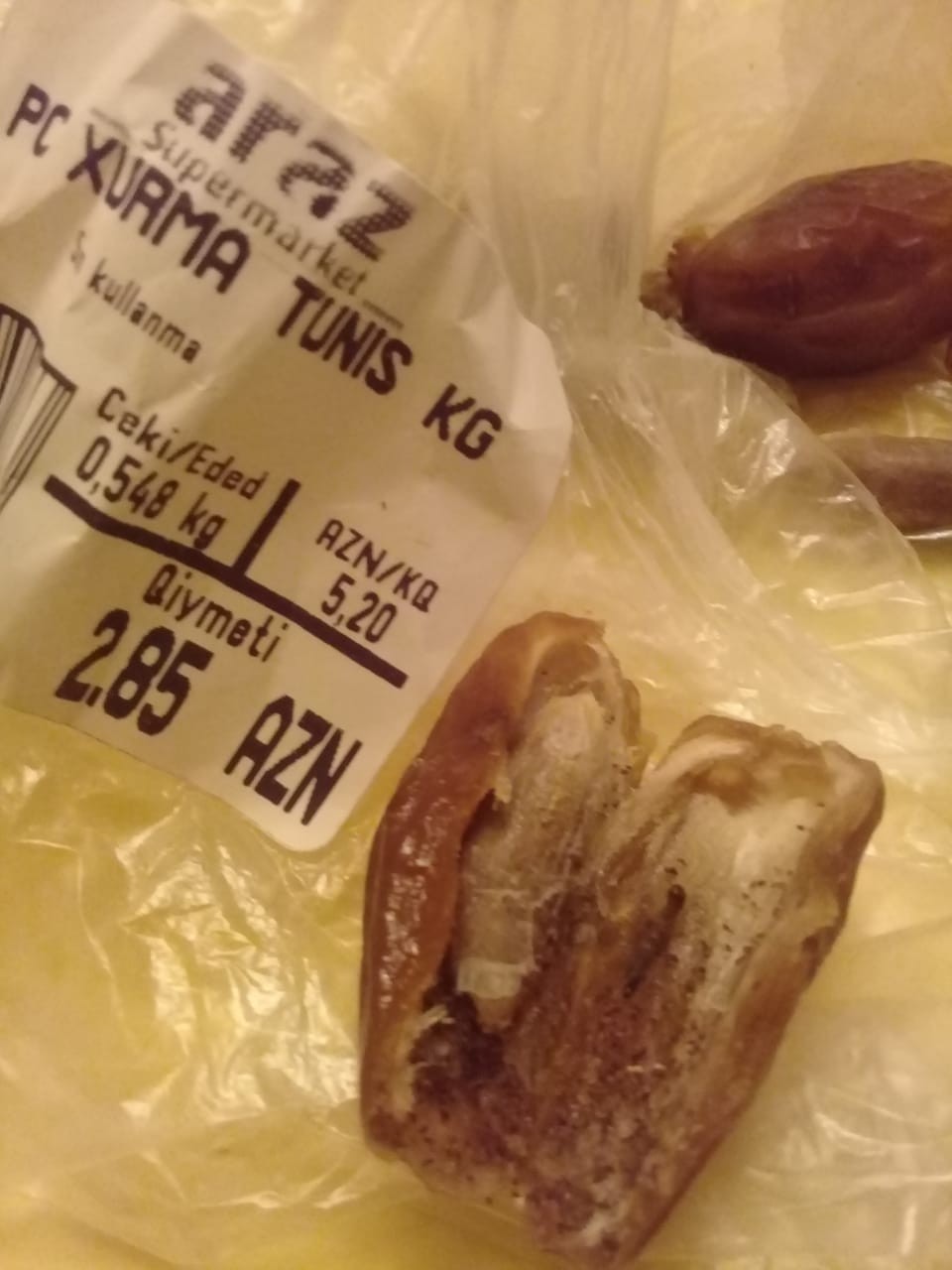 “Araz” supermarketdə satılan xurmadan qurd çıxdı – FOTO