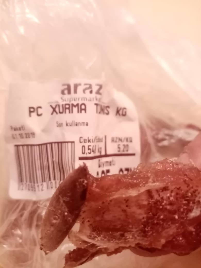 “Araz” supermarketdə satılan xurmadan qurd çıxdı – FOTO