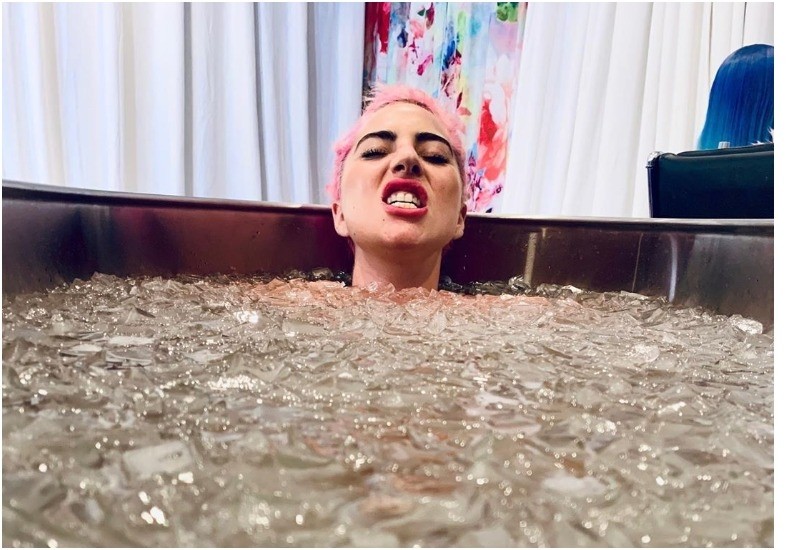 Ledi Qaqa buz vannasında - FOTO