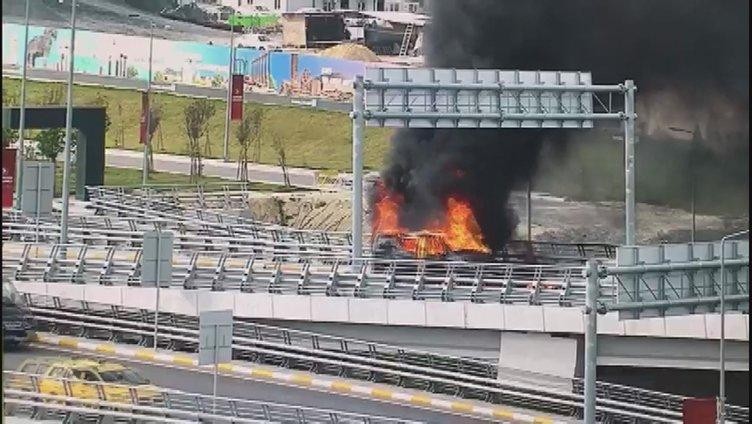 Aeroportun girişində iki maşın od tutub YANDI-FOTO