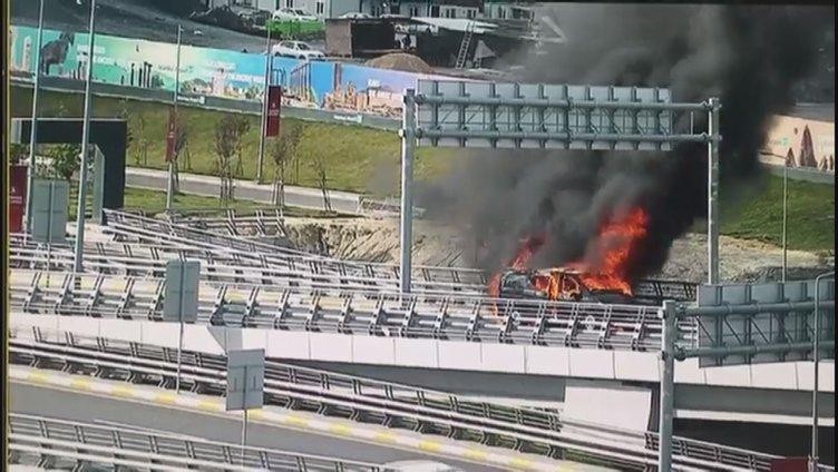 Aeroportun girişində iki maşın od tutub YANDI-FOTO