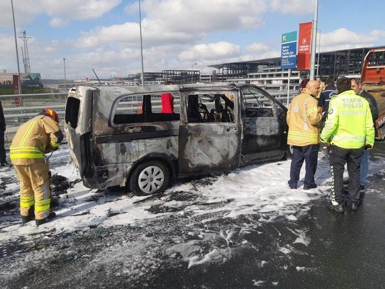 Aeroportun girişində iki maşın od tutub YANDI-FOTO