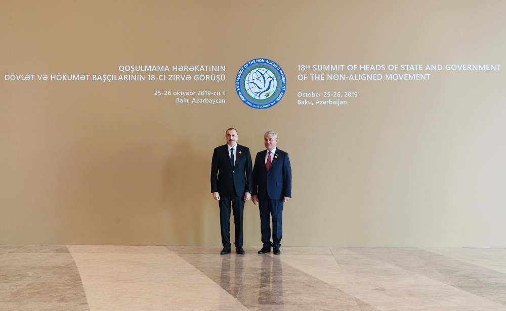 Prezidenti Zirvə Görüşündə iştirak edənləri belə qarşıladı - FOTOLAR