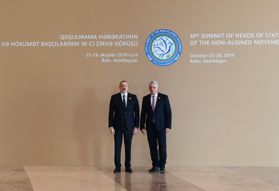 Prezidenti Zirvə Görüşündə iştirak edənləri belə qarşıladı - FOTOLAR