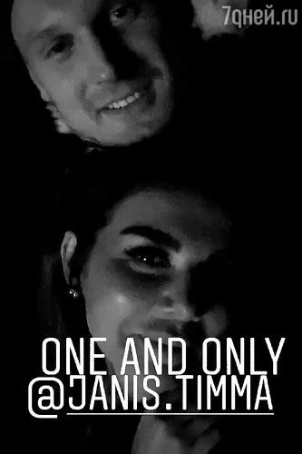 Məşhur müğənni evli kişi ilə görüntüləndi - FOTO