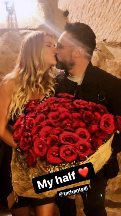 35 minlik saatı görüb, sevgilisini öpüşlərə qərq etdi - FOTO