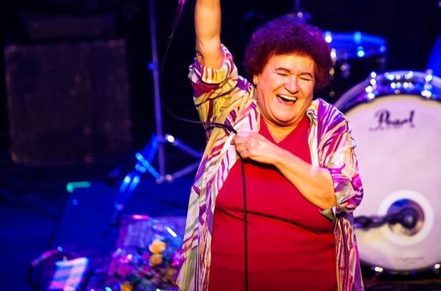 Bir müğənniyə tərif yağdırdılar, digərini lağ etdilər - Metrodakı fotoya görə