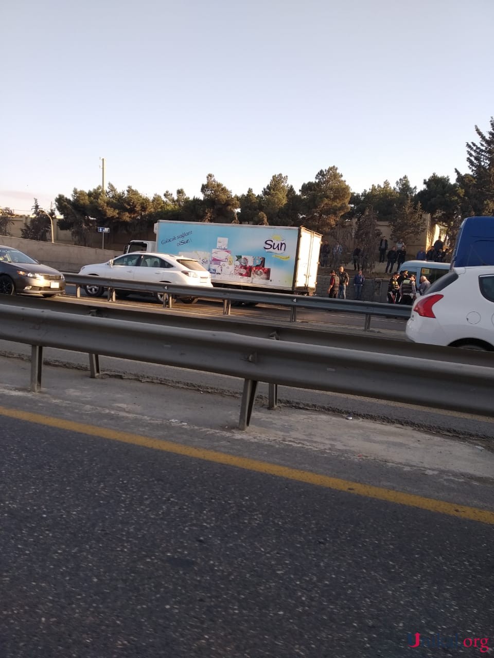 Bakıda yük maşını tunelin girişinə çırpıldı - TIXAC YARANDI (FOTO)