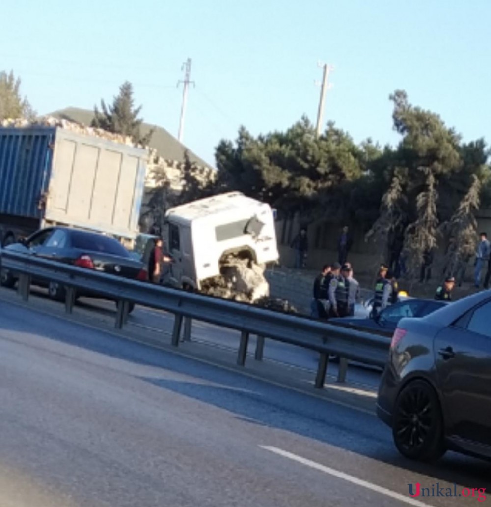 Bakıda yük maşını tunelin girişinə çırpıldı - TIXAC YARANDI (FOTO)