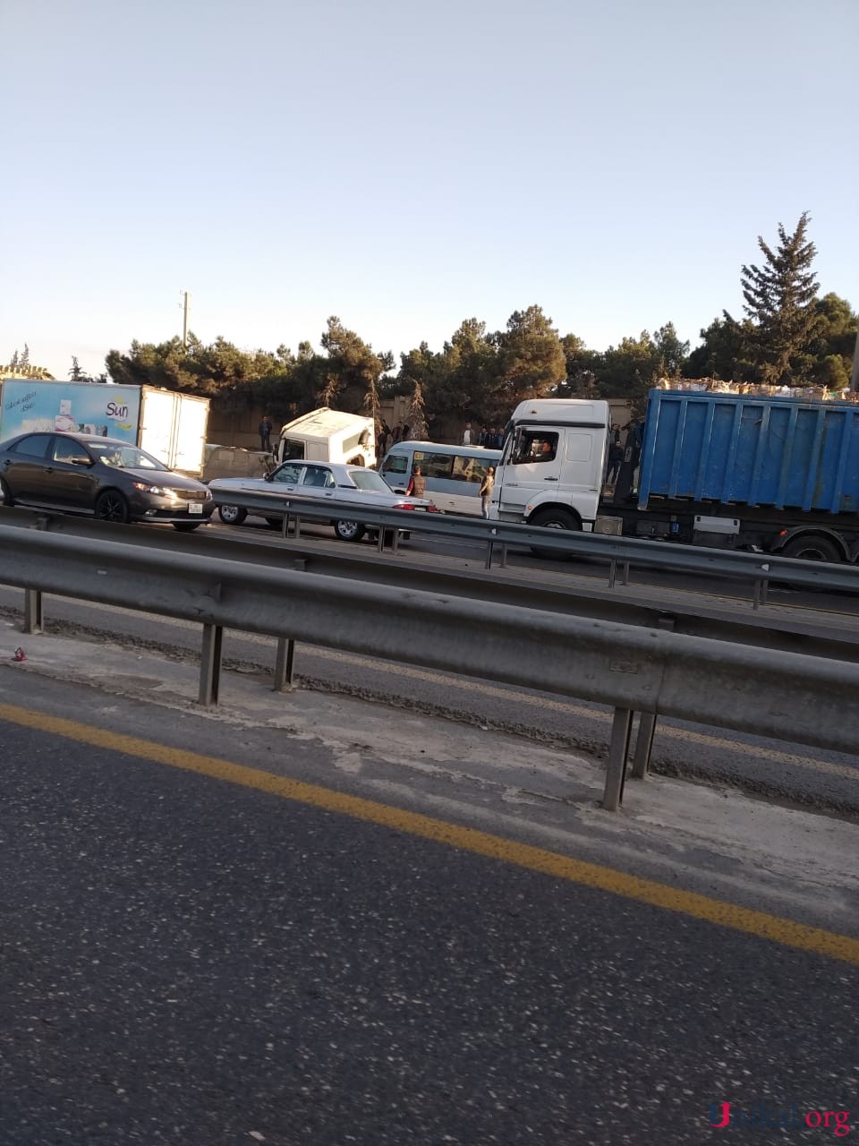 Bakıda yük maşını tunelin girişinə çırpıldı - TIXAC YARANDI (FOTO)