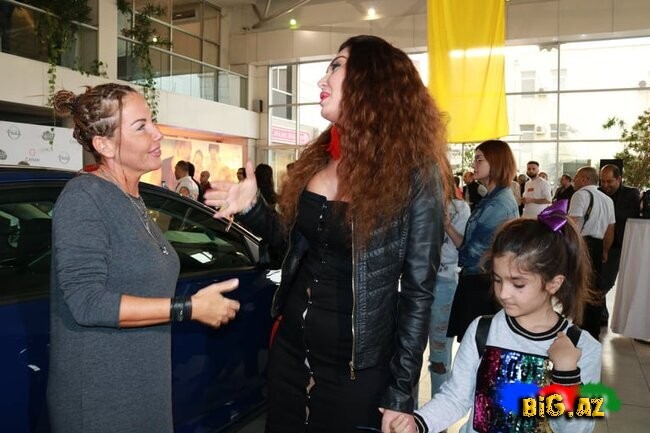 Aparıcı Lalə elə geyindi ki, alt paltarı göründü - FOTO