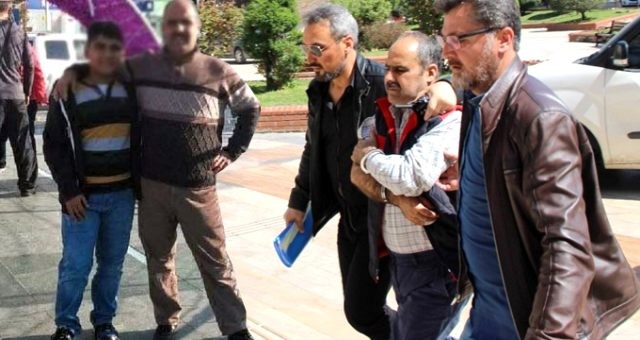 17 yaşlı gənc anasını öldürən atasını məhkəmədə  müdafiə etdi - FOTO