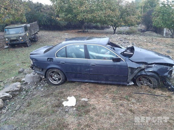 Azərbaycanda  "BMW" aşdı - Sürücü öldü, anası yaralandı (FOTO)