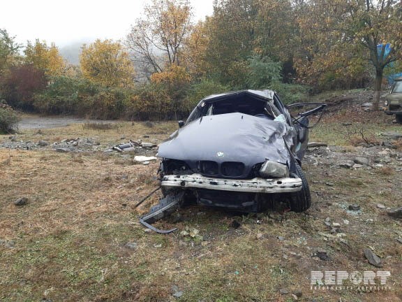 Azərbaycanda  "BMW" aşdı - Sürücü öldü, anası yaralandı (FOTO)