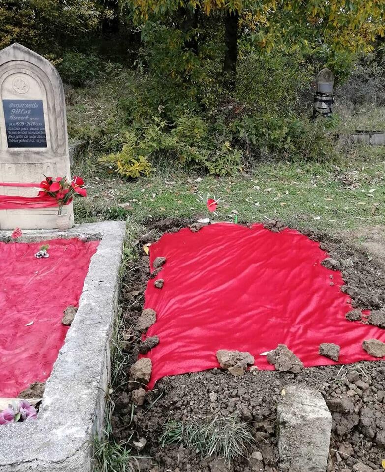 Azərbaycanda sevgi dramı - Nişanlı gənclər yanaşı dəfn edildilər - FOTO
