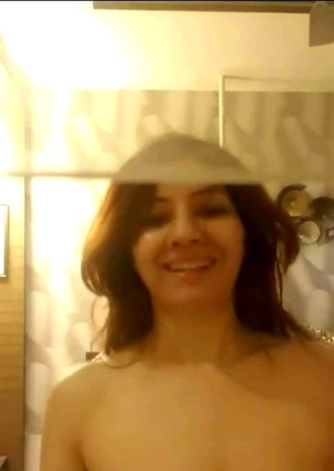 Baş naziri tənqid edən müğənninin intim görüntüləri yayıldı  (FOTO)