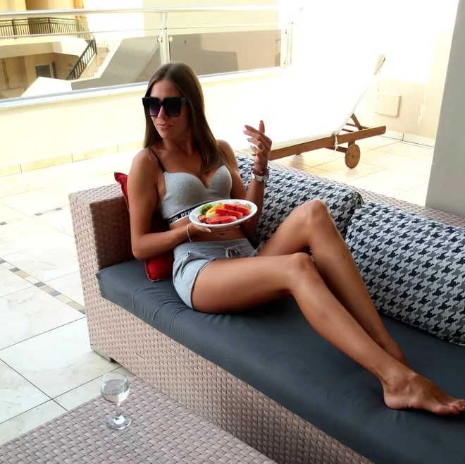 Model ərini 60 yaşlı kişi ilə aldatdı - VİDEO