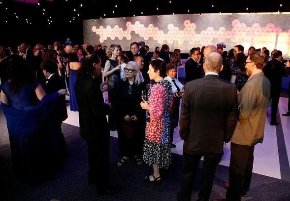 Adriana Lima paltarı ilə göz qamaşdırdı - FOTOLAR