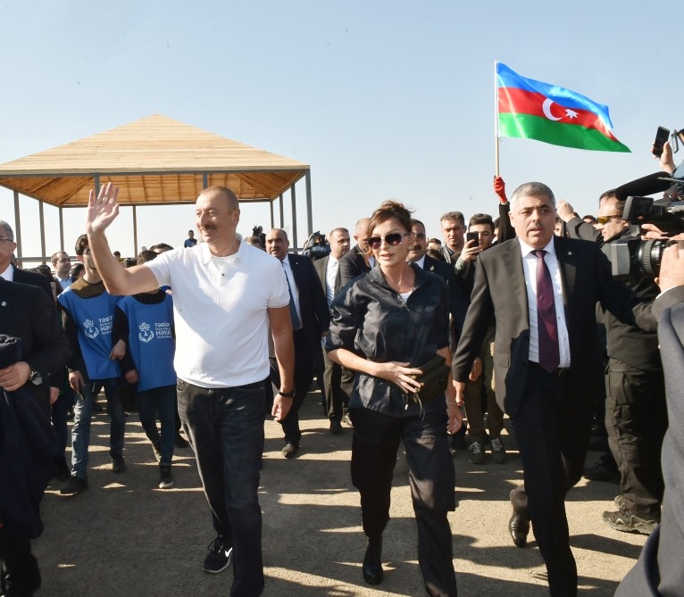 İlham Əliyev və xanımı ağacəkmə aksiyasında - FOTOLAR
