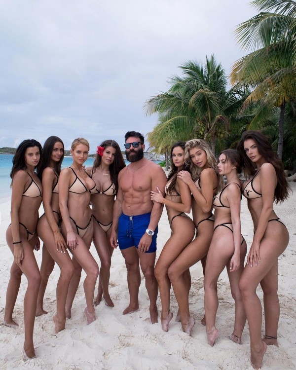 "Playboy" Amerika prezidenti olmaq istəyir - FOTOLAR